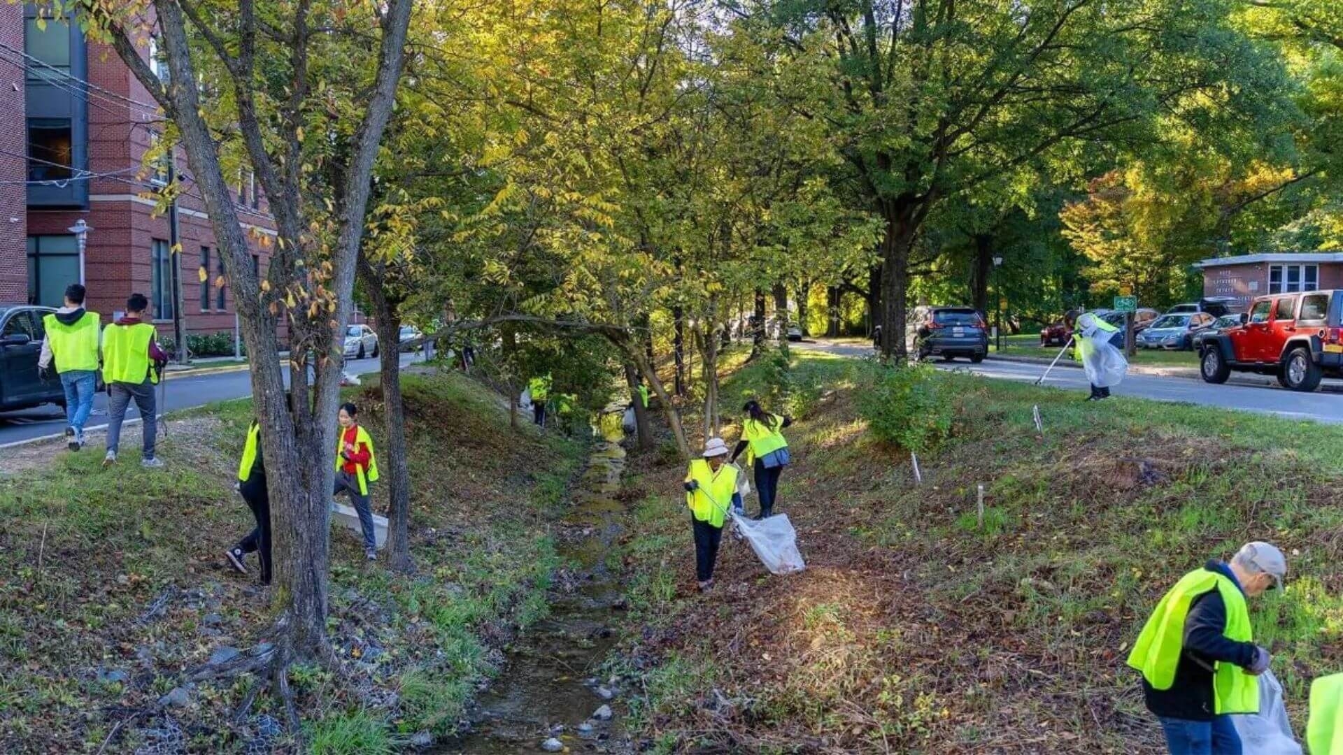 UMD community members working on Good Neighbor Day